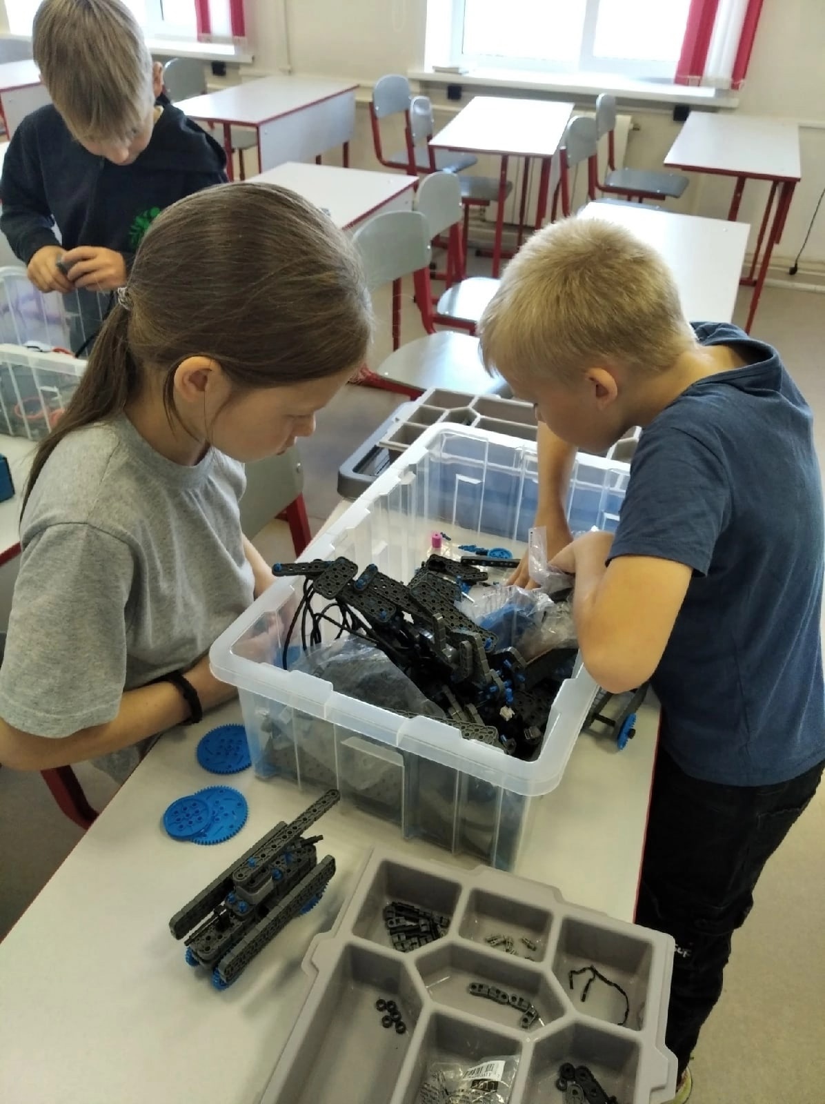 Ученики начальных классов на занятии кружка Робототехники